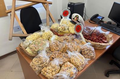 Nuovo blitz della polizia locale a Bari Vecchia: sequestrati 40 chili di orecchiette e taralli in strada Arco Alto