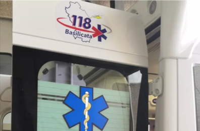 Brienza, van si schianta contro auto e prende fuoco: nove feriti, alcuni sono gravi