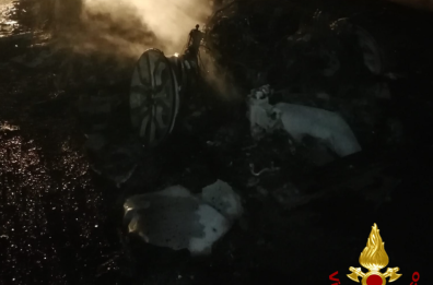 Grumo, Range Rover in fiamme abbandonata in mezzo alla strada: probabilmente era rubata