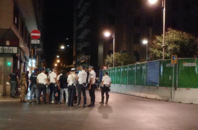 Prima il furto di un telefono, poi scoppia la rissa tra due gruppi di stranieri in piazza Moro: oltre 50 persone coinvolte, feriti IL VIDEO