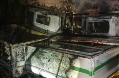 Grottaglie,  in fiamme cinque mezzi del Comune per la raccolta dei rifiuti: indagini in corso