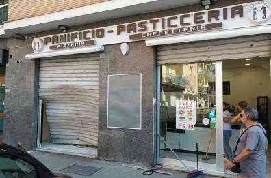 Foggia, boato nella notte in pieno centro: una spaccata colpisce il panificio di piazza Internati