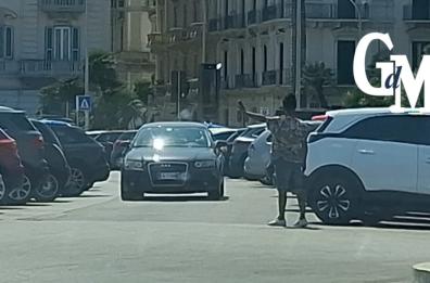 Bari, i parcheggiatori abusivi spadroneggiano in pieno giorno al molo San Nicola: i carabinieri non li spaventano VIDEO