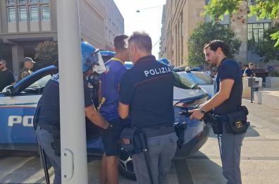 Bari, rissa a colpi di bastoni tra extracomunitari in piazza Battisti: arresti e perquisizioni FOTO E VIDEO