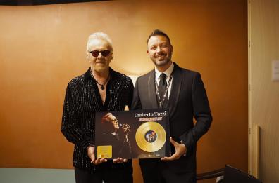 «Si può dare di più», Giuseppe Fisicaro consegna a Umberto Tozzi il Disco d'Oro per la canzone che vinse Sanremo '87