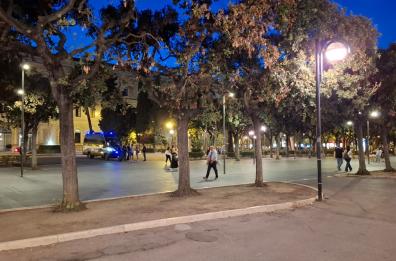 «Hanno provato a rapinarmi e a colpirmi con delle forbici, piazza Umberto sempre più pericolosa»: il racconto di un 18enne barese