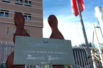 Potenza, 17enne esce dal carcere minorile per un permesso premio ma non rientra: rintracciato