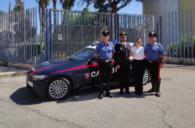 Francavilla, Martina viene accolta in caserma dai carabinieri a cui ha dedicato la tesina di terza media