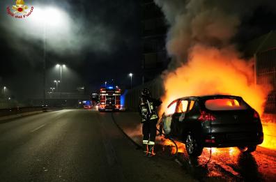 In viaggio da Modugno a Bari si accorgono che l'auto prende fuoco: salvi padre e figlio