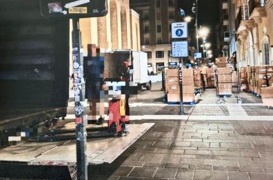 Bari, scarico merce in via Sparano e rifiuti edili lasciati per strada: le sanzioni della Polizia locale 