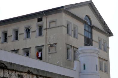 Carcere di Bari, agenti sequestrano telefonini a un detenuto foggiano: accerchiati e presi a calci e pugni