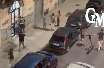 Bari, ancora una maxi-rissa nel cuore della notte. Calci e pugni tra 50 migranti al Libertà: «Un film dell'orrore» VIDEO