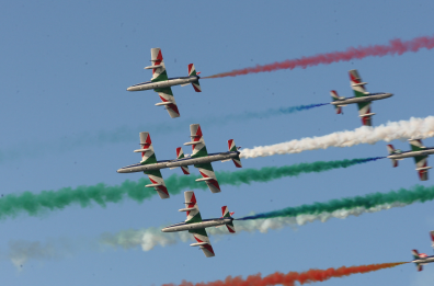Barletta con il naso all'insù: lo spettacolo delle Frecce Tricolori nei cieli della litoranea VIDEO