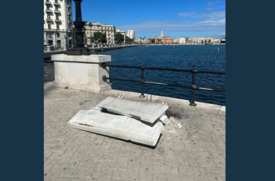 Una panchina distrutta dai vandali sul lungomare di Bari: «Chi devasta il bene comune va isolato»