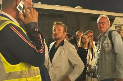 «Maestro ti aspettiamo a Bari»: il rientro dei baresi da Mykonos con Christian De Sica