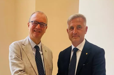 Nella busta paga soldi per i libri scolastici: i complimenti del ministro Valditara per imprenditore di Canosa