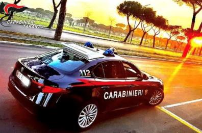 Taranto, si barrica in casa minacciando la moglie con una lama: arrestato dai Carabinieri