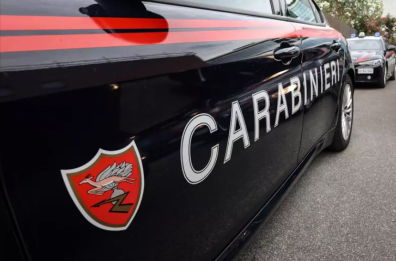 Irrompe armato nella comunità protetta dove vivono i figli: denunciato uomo nel Leccese