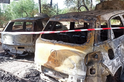 Corato, incendiate nella notte due auto di un ispettore di polizia locale. Il sindaco: «Grave intimidazione»
