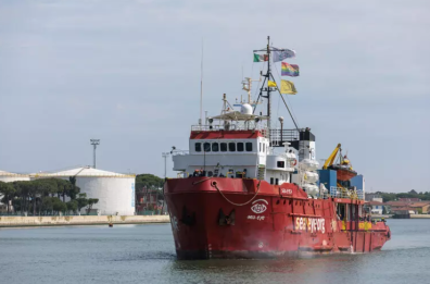 Taranto, attraccata in porto la nave Sea-Eye 5 con 91 migranti a bordo salvati nel Mediterraneo