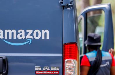 Andria, parcheggia davanti a un portone e un 68enne lo aggredisce con un taglierino: ferito corriere Amazon