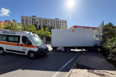Potenza, camion parcheggiato percorre discesa e sfonda recinzione di un palazzo: ferito autista nel tentativo di fermarlo