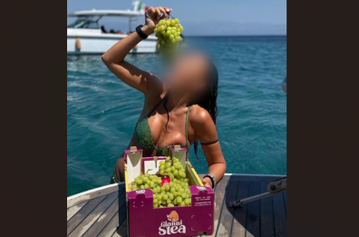 La ragazza in bikini e il grappolo d'uva: la pubblicità ammiccante dell'azienda dell'assessore regionale Gianni Stea. La «modella»: orgogliosa di quegli scatti