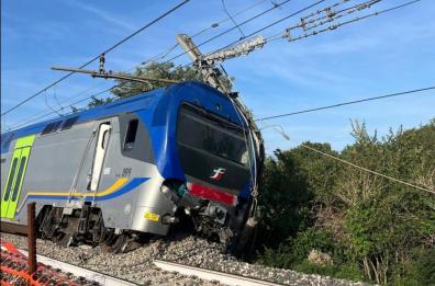 Treni, sulla Caserta-Foggia carrello travolge un Regionale. Nessun ferito. I sindacati: strage sfiorata. Disagi per i passeggeri: bloccati per ore