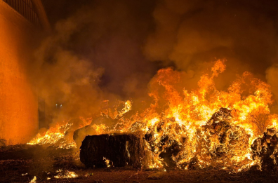 Trinitapoli, a fuoco le ecoballe: rifiuti provenienti dalla Campania
