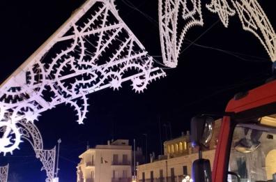 Molfetta, auto urta e spezza sostegno delle luminarie della festa patronale: Vigili del Fuoco in azione