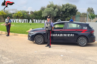 Ricercato da 19 anni per sfruttamento della prostituzione: 52enne scovato in un bar a Taviano, incastrato da un tatuaggio