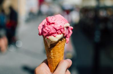 Foggia, cliente pretende più gelato e aggredisce la commessa: poi la offende con insulti razzisti