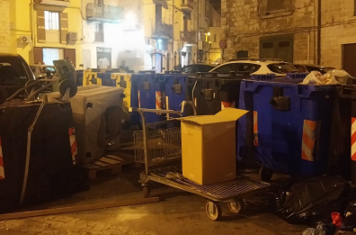 Bari Vecchia tra rifiuti e parcheggio «selvaggio», la rabbia dei residenti: «Limitare gli accessi al centro storico»