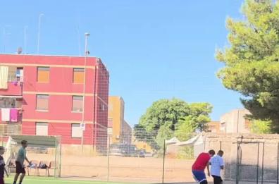 A Taranto il calcio per l'inclusione nel quartiere Tamburi: «Non importa chi segna»