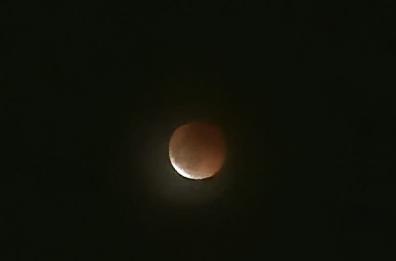 Eclissi di luna, il cielo tinto di rosso incanta la Puglia e conquista i social: pioggia di scatti