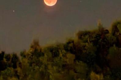 Matera sotto la luna di sangue: l’eclissi lunare colora i Sassi di rosso