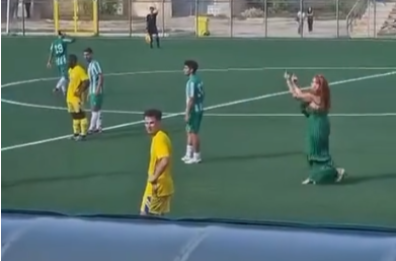 Manduria, entra in campo e fa il dito medio all'arbitro: espulsa la vice presidente Elsa Occhilupo VIDEO