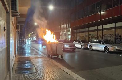 Bari, danno fuoco a un bidone della spazzatura: fiamme e fumo in via Crisanzio VIDEO