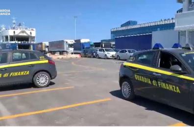 Latitante ricercato da mesi arrestato al porto di Bari: era nascosto fra la merce in un camion diretto in Albania