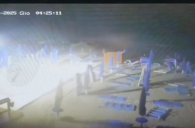 Notte di maltempo in Salento: fulmine fa crollare tetto di una casa a Giuggianello, tromba d'aria a Lecce e a Torre S.Giovanni VIDEO