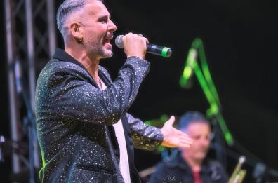 «Contro Decaro c'è solo Mellone», ma lo show è patrocinato dal Comune di Nardò: polemiche per la tarantella del comico