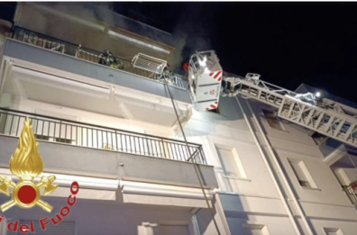 Trinitapoli, scoppia l'incendio in una palazzina: evacuate sei famiglie