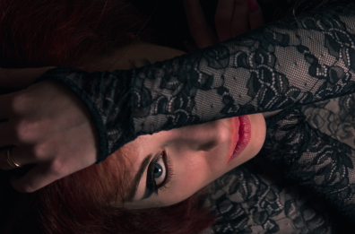 &laquo;Tela de amor&raquo;, il canto di Scarlett Fire ricama il tempo