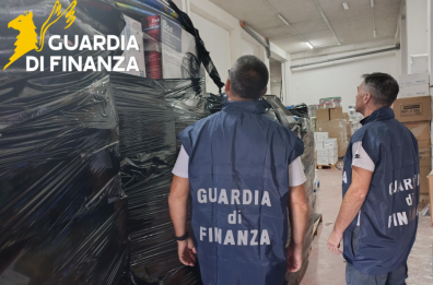 A Matera abbigliamento e giocattoli contraffatti: sequestro di 10mila prodotti dalla Guardia di Finanza
