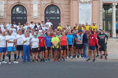 Bari, flash-mob dei runner stretti attorno a Vito, 62enne colpito da un uovo che ha rischiato di perdere l'occhio VIDEO