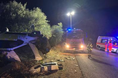 Sp240, nella notte Fiat 500 esce fuori strada ribaltandosi: due i feriti, uno è in codice rosso FOTO