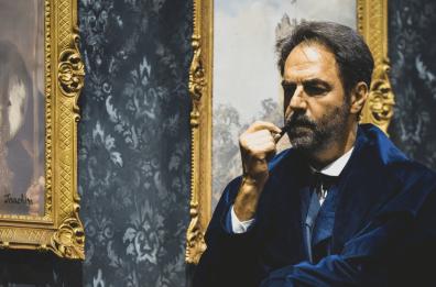 Neri Marcorè diventa «Sherlock Holmes»: il musical fa tappa a Bari