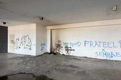 Vandali sul waterfront di San Girolamo: ragazzini appiccano il fuoco, scritte oscene e urina dappertutto