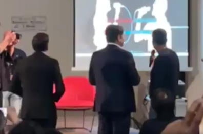 Il karaoke di Decaro a Laterza: parte «Non mollare mai» e chiede aiuto al pubblico  VIDEO