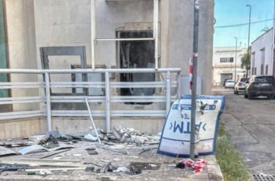 Racale, fanno esplodere il bancomat e mandano in tilt le telecamere di sorveglianza: ladri in fuga col bottino